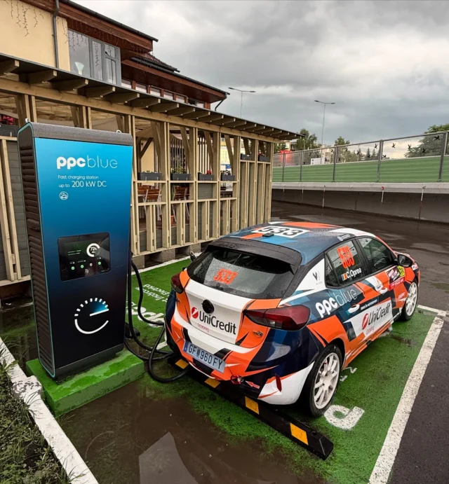 După cele 5 manșe din prima zi de @harghitachallenge, Opo se încarcă cu energie din aia bună de la @ppcromaniaofficial 💙 PPCBlue. ⚡️🏁 
Mâine mai avem 4 urcări, începând de la ora 09:00 😍 #EnergiePentruMobilitateaElectrica #DriveYourCourage #motorsport #rallytime #racecar